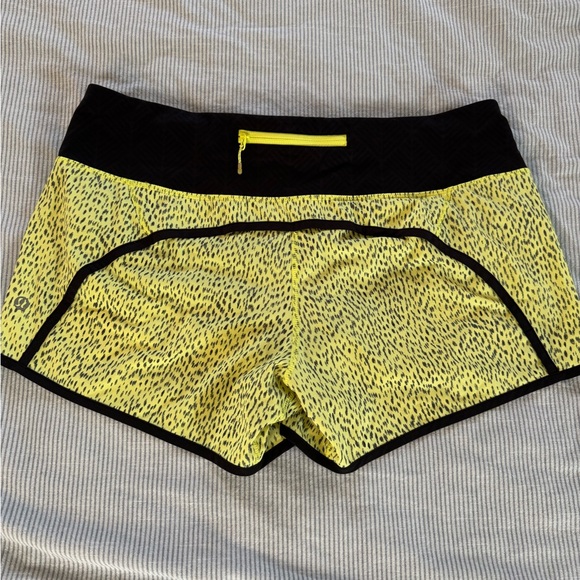 LULULEMON SIZE 10 SPEED SHORT/ Dottie dash yellow

Style W7A19S - Picture 5 of 11